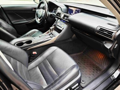 взять в аренду Lexus IS 300