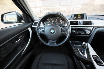 взять в аренду BMW 318i
