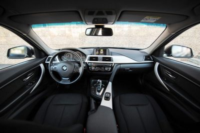 взять в аренду BMW 318i